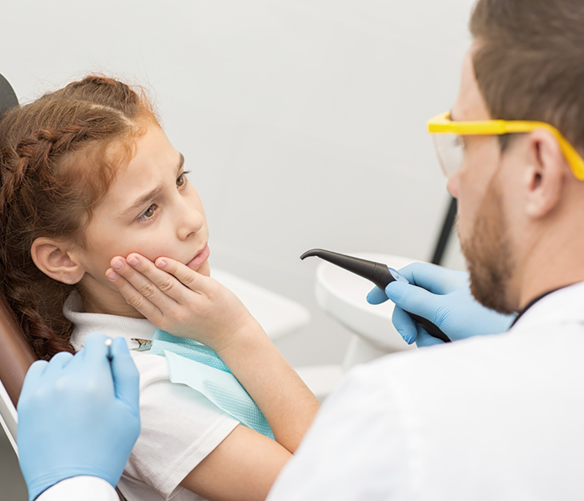 Dentist Providing Emergency Pediatric Dental Services